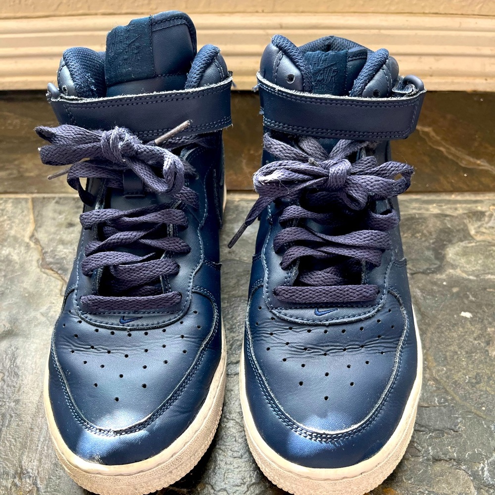 Nike Air Force navy sneaker in navy blue.